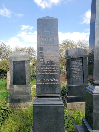Goldstein Dezső (1894-1918) t. hadnagy síremléke a zentai zsidó temetőben, felirata: „Hősi halált halt életének 24-ik évében 1918. október 11-én a Piave mellett. Ideiglenes nyugvóhelyéről San Stino di Livenzából hazahoztuk, és 1921. november 18-án helyeztük örök pihenőre. Drága Dezsőnk, siratunk a viszontlátásig!” 
