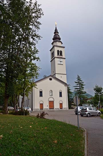 Cerkev Marijinega nebovzetja danes. Nekdanje pokopališče je ležalo levo od cerkve