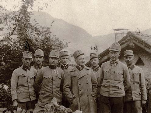Fotografija častnikov 37. pehotnega polka. Emil Czant je tretji od leve