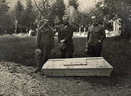 Krsta Emila Czanta pred pokopom na pokopališču v Tolminu