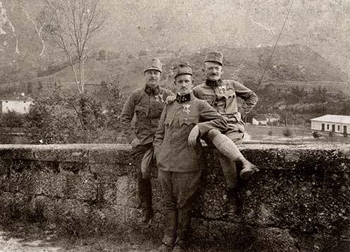 Czant Emil (balról az első), középen Dr. Kemény Gyula, jobbra Przibyl százados