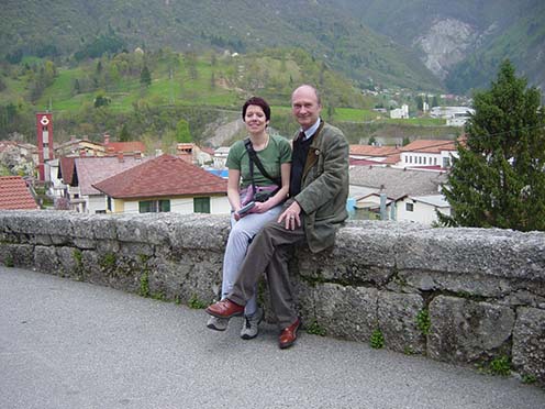 Avtorica Helena Jelinčič z Alexandrom, vnukom Emila Czanta, v Tolminu. Slikana sta na istem mestu, na katerem je bila posneta gornja fotografija s častniki, na Rutarjevi cesti, ki vodi proti Mostu na Soči