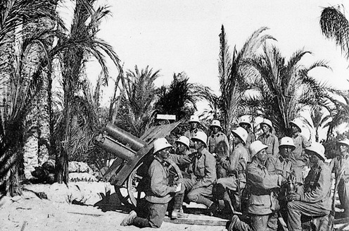 Osztrák–magyar hegyi löveg és tüzérei egy palesztinai tüzelőállásban 1916-ban