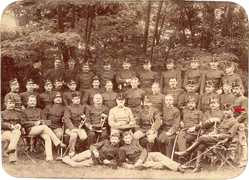 A tanári kar és a hallgatók csoportja 1895. június 11-én. Középen ül Szvetics József parancsnok, a képen 1. számmal jelölt személy Békessy Béla