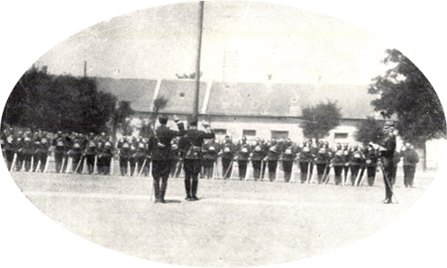 Az ezredtörzs I. osztályának eskütétele 1914. augusztus 16-án a Széchenyi utcai huszárlaktanya udvarán
