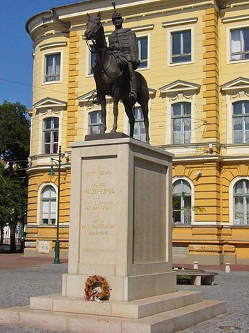 Panos Aurél neve megtalálható a magyar királyi szegedi 3. honvéd huszárezred emlékművén. Az ezred hősi halottainak emlékét a Reök-palota előtt felállított emlékmű őrizte. Baloldalon a dombormű alatt az elesett tisztek neve olvasható, többek között nemes Panos Aurélé is