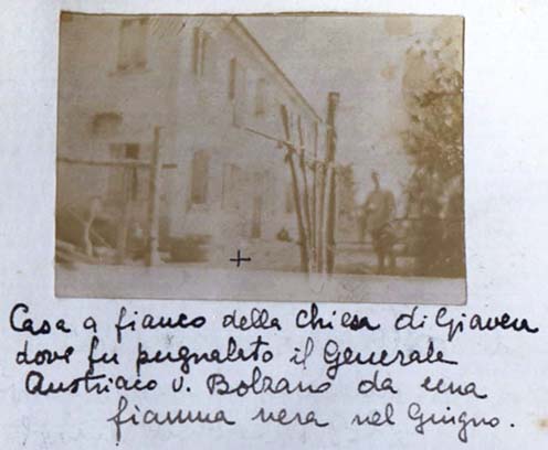 A fénykép felirata: „Ház a giaverai templom mellett, ahol leszúrta egy ardito az osztrák von Bolzano tábornokot júniusban”