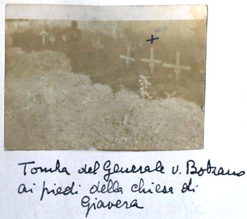 A fénykép felirata: „Von Bolzano tábornok sírja a giaverai templom tövében.”