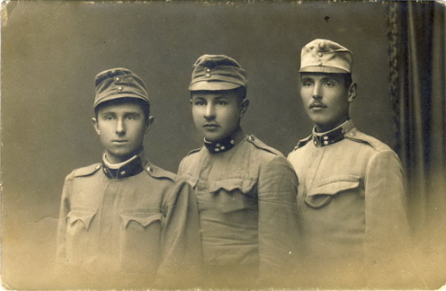 A kép hátoldalának felirata: Emlékül Orosz és Budaházy barátaimnak. Königgrätz október 13. Az év valószínűleg 1915. A kép jobb szélén Budaházy Béla