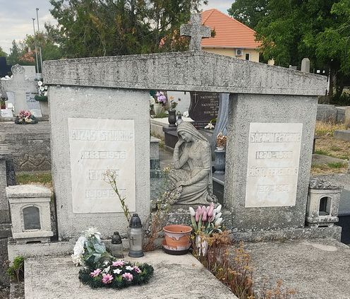 Özvegy Buzás Istvánné és a Buzás lányok családi síremléke a kiskundorozsmai temetőben