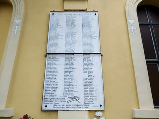 Kápolna az adai temetőben, falán az első világháborús hősi halottak emléktáblájával
