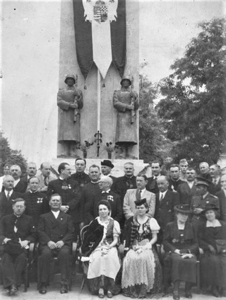 A péterrévei első világháborús hősi emlékmű az ünneplő közösséggel