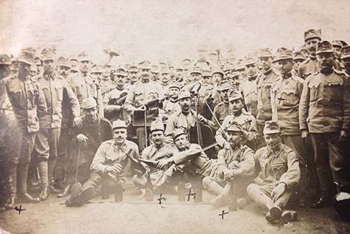 Dédnagyapám, Egeresi László (jobb szélen ül) egy katonai csoportképen bajtársaival