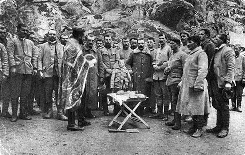 Gavrić bajtársaival egy egyházi ünnepen a makedóniai fronton 1917-ben