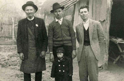 Négy generáció. A kép bal szélén Karsai András egykori első világháborús veterán. Mellette fia, Karsai András. A jobb szélen unokája, Karsai András. A kép közepén dédunokája, Karsai András. A kép 1957-ben vagy 1958-ban készült