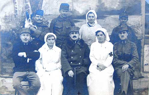 Dr. Kőninger Miklós ezredorvos 1918-ban Győrben a tartalékkórház munkatársaival