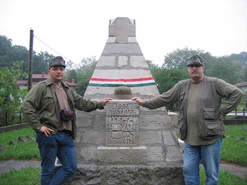 Vidákovich Gábor olvasónk (balra) Derner Tamás barátjával az emlékműnél