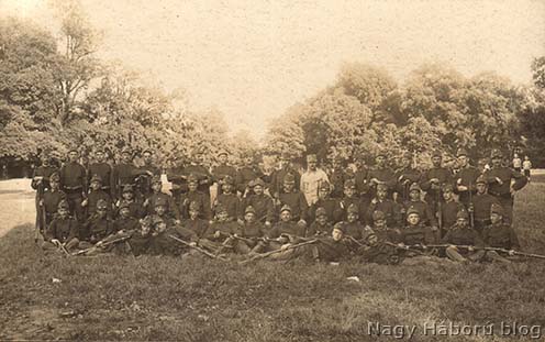 A cs. és kir. bécsi 4. gyalogezred katonáinak egy csoportja 1914 augusztusában. A középső sorban balról a negyedik Kósa György medikus