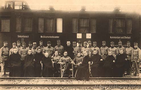 A cs. és kir. 45. sz. állandó kórházvonat tisztikara és legénysége (Kósa György  középen, balról ül)