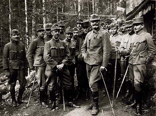 „Gróf Tisza István honvédezredes, olasz front, 1917.” Valahol a fronton: 1917-ben Bukovinában, vagy 1918-ban Olaszországban. Kövendy Gyula főhadnagy Tisza István válla mögött, jobbról a negyedik alak.