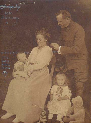 Lamping József családi körben Takcsányban 1918-ban