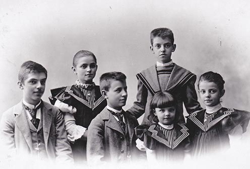 A házaspár gyermekei 1899 körül. Balról jobbra Lajos, Mária, Béla, Blanka, mögötte Károly és Leopoldina