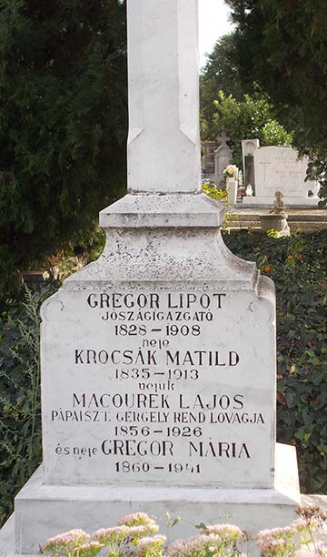 Macourek Lajos és felesége Gregor Mária síremléke az üllői római katolikus temetőben. A családi sírban nyugszanak még Gregor Mária szülei és többek között fiuk, Károly is