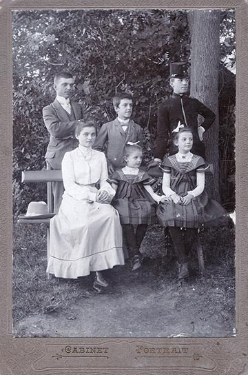 A Macourek- gyerekek az 1900-as évek elején. Ülnek (balról jobbra): Mária, Blanka, Leopoldina. Állnak (balról jobbra): Lajos, Béla, Károly