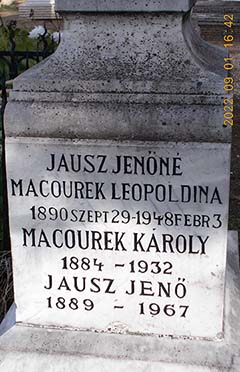 Az üllői római katolikus temetőben található családi sírban nyugszanak még: Macourek Károly huszárszázados, testvére Leopoldina és annak férje, Jausz Jenő