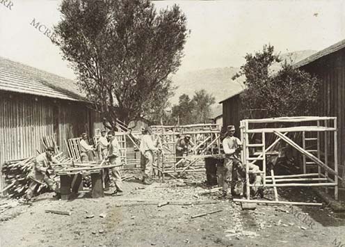 Padula, 1916. Hadifoglyok emeletes ágyakat készítenek, jobb szélen áll Kucsera Ferenc (forrás: Museo Centrale del Risorgimento, europeana1914-1918.eu)