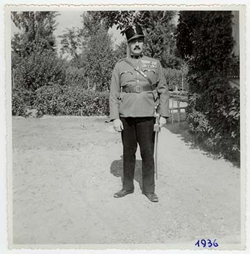 Apám a rákoscsabai nyaralónk kertjében honvéd századosi díszegyenruhájában 1936-ban. A bátyám készítette a képet.