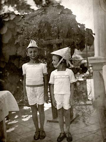 A képen én és az öcsém [Róth György] vagyunk láthatók. Éppen hülyéskedünk egy csákóval, amit talán apám csinált nekünk. A kép Kolozsváron készült, ahol meghatározó gyerekéveimet töltöttem.