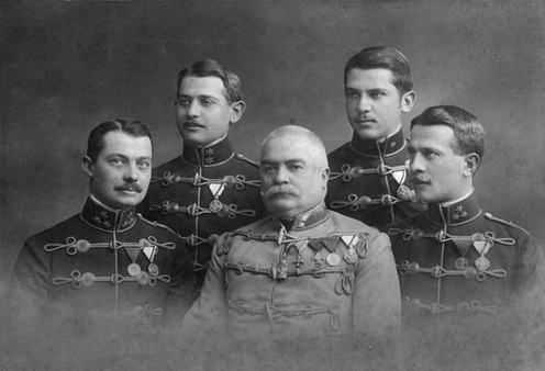 Perczel József altábornagy fiaival. Bal oldalon Móric, jobbra Armand, mögöttük Olivér és Miklós.