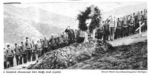 Perczel Olivér fronton készült felvételei közül néhány az Érdekes Újságban is megjelent. Ez a fotó a Cirókafalunál 1914. novemberében elesett báró Bánffy Jenő exhumálás utáni újratemetését ábrázolja