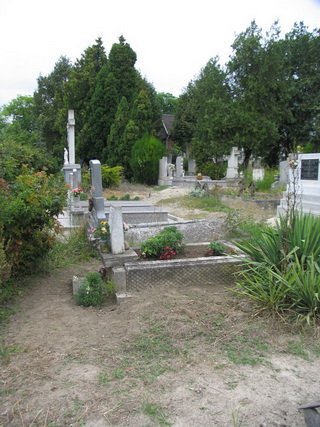A kép előterében Perczel Armand egykori sírjának helye látható a balatonfőkajári temető római katolikus részén, 2016-ban