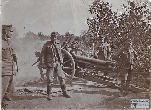 10 cm 1914M tábori ágyú az elsütés pillanatában (jól látható, hogy a lövegcső teljesen hátracsúszott). A képet Hegedűs Mihály küldte a frontról, aki a képen balról a második katona