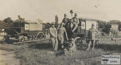 Szanitéckülönítmény katonái, feltehetőleg a háború elején, a harctérre vonulás előtt. A kocsikon sajnos a hadrendi szám takarva van