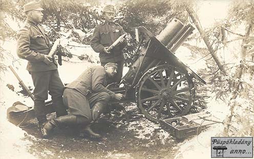 7,5 cm 1915M hegyi ágyú és kezelőszemélyzete. Az irányzó sapkáján olvasható felirat szerint a 40. honvéd hegyi tüzérosztály katonái. A sapkán elöl a 40. honvéd gyaloghadosztály fokosos jelvénye. A középen álló katonán bronz vitézségi érem