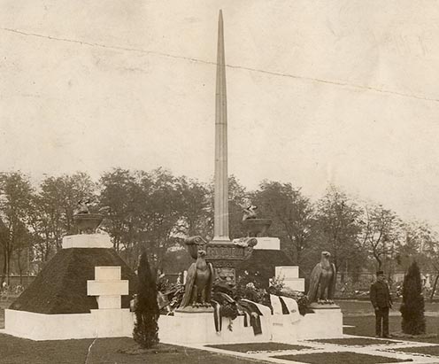 A rákosszentmihályi ideiglenes emlékmű 1917 novemberében. (KF)
