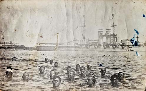Fürdőzés a csatahajó árnyékában – Szöllősi Lajos feje felett kék pötty