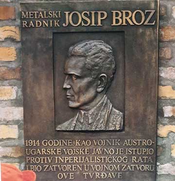 Josip Broz péterváradi raboskodását megörökítő emléktábla