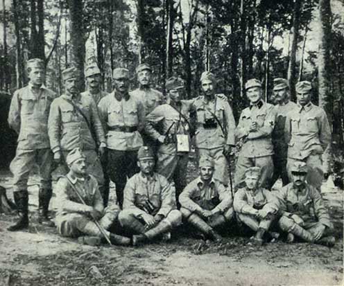 A m. kir. zágrábi 25. honvéd gyalogezred tisztjeinek egy csoportja 1915-ben az orosz hadszíntéren. Jobbról a második ülő alak Miroslav Krleža hadapród