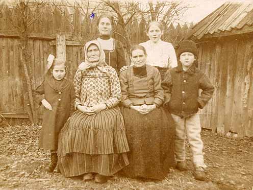 Csíkmenaság, család férfiak nélkül, első világháború
