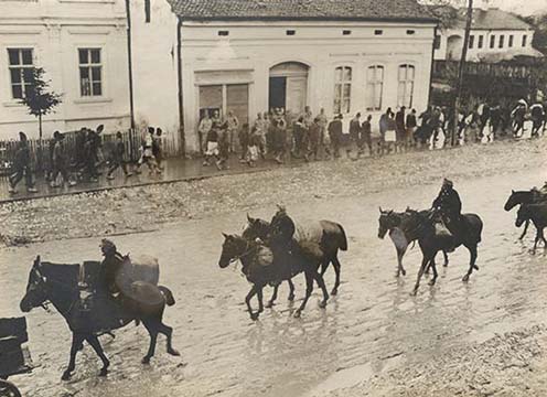 Osztrák–magyar lovasság vonul át Sabácon