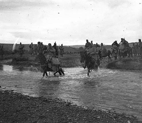 Magyar huszárok átkelnek egy galíciai patakon 1914-ben