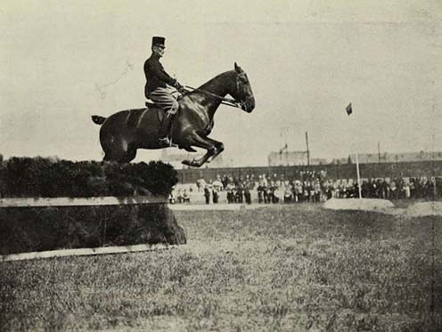 Petrini főhadnagy a háború előtt egy lovasversenyen