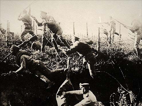 Támadásra induló orosz gyalogság Luck környékén 1916-ban