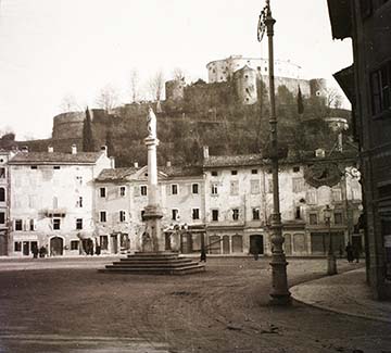 Görz, Grosser Platz, háttérben a vár, 1915