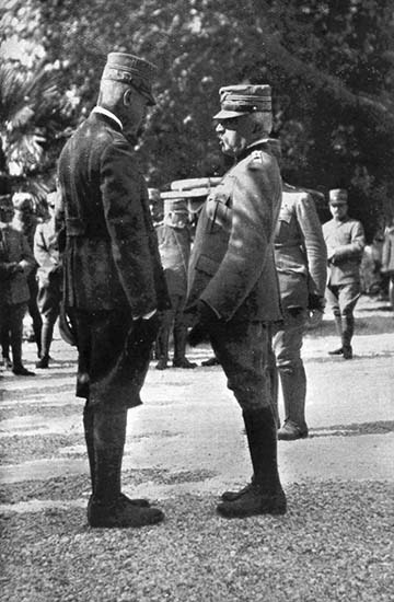1915 augusztusában Luigi Cadorna, az olasz vezérkari főnök és a király az Alsó-Isonzó melletti frontszakaszt látogatja