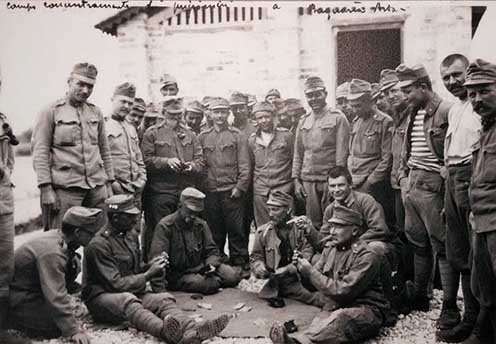 Hadifoglyok kártyáznak Bagnaria Arsa táborában